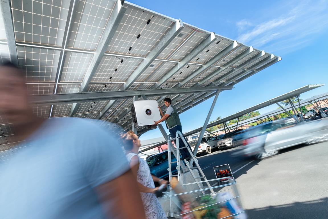 K1024_Bild3_Wechselrichtermontage_Solarpark_Parkbereich